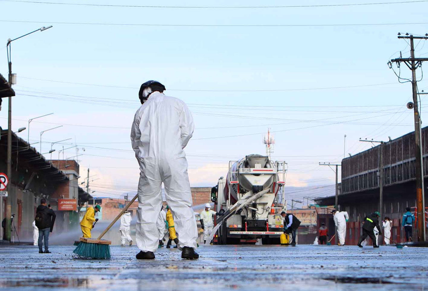 Así fue el proceso de desinfección de Corabastos en Bogotá en medio de la amenaza del coronavirus.