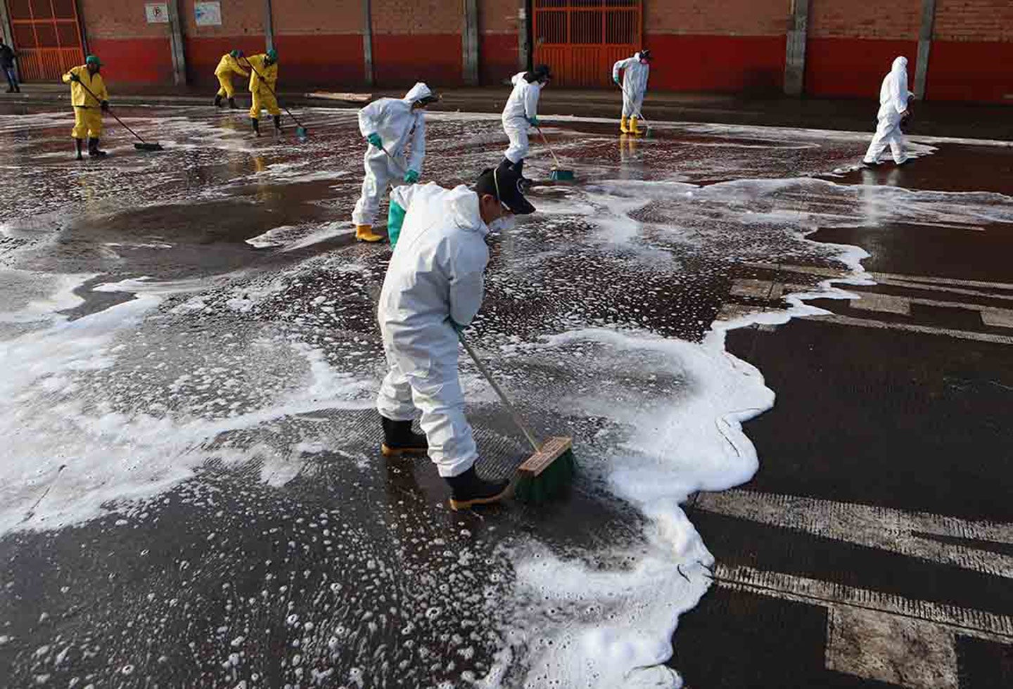 Así fue el proceso de desinfección de Corabastos en Bogotá en medio de la amenaza del coronavirus.