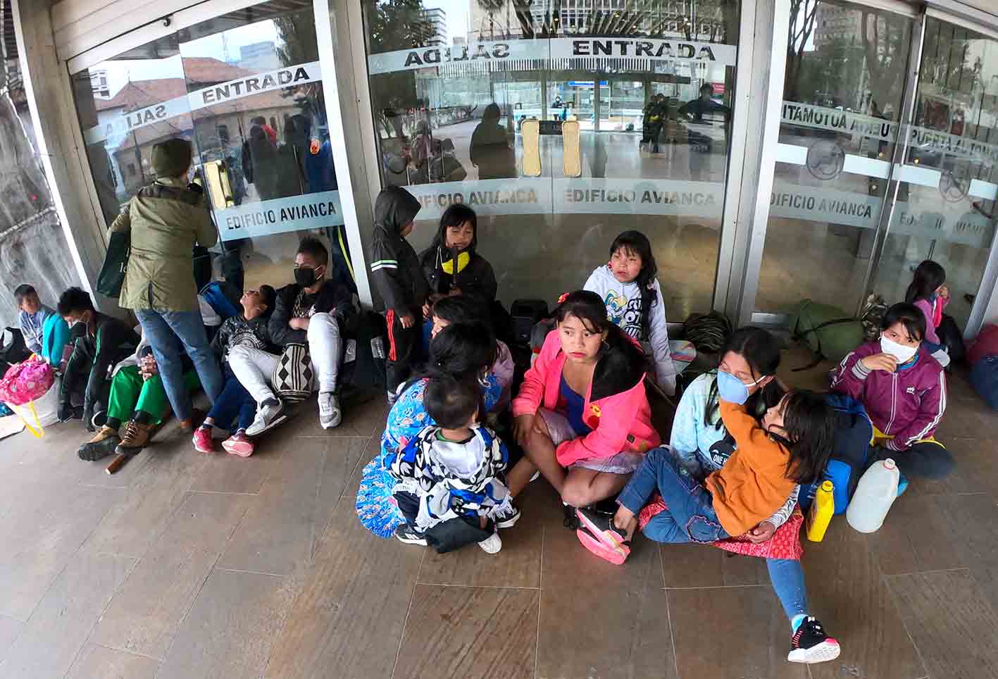 Varios indígenas Embera permanecen en las calles de Bogotá en medio de la cuarentena.