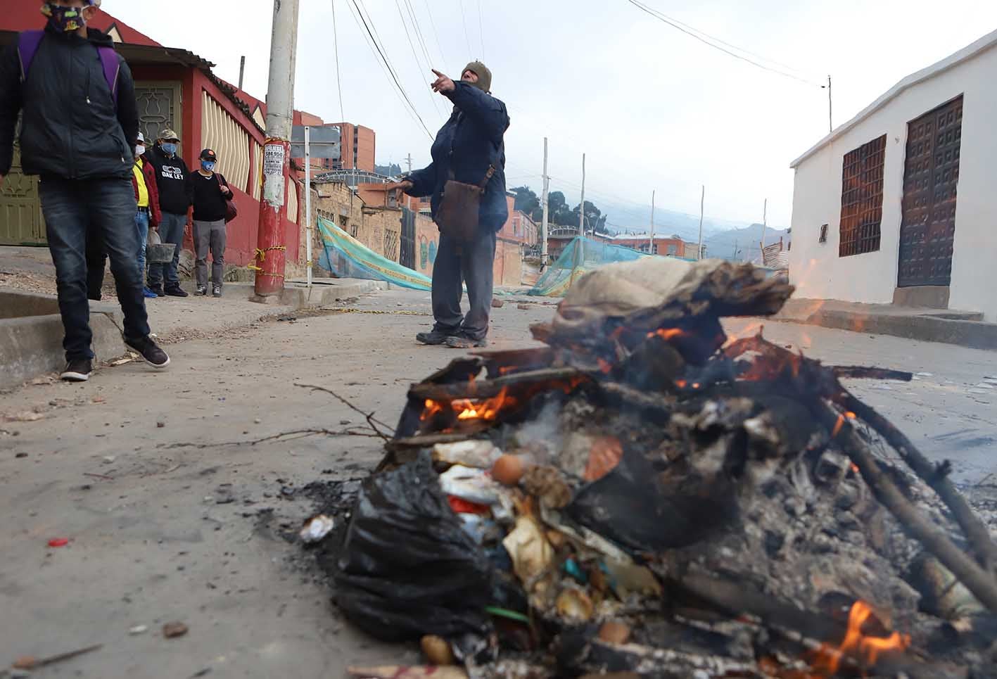 Se han presentado bloqueos de vías de acceso a barrios como Villa Anita, Santa Librada, Yomasa y Arborizadora.