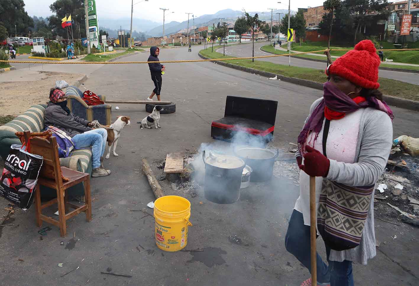 Los manifestantes aseguran que la protesta es pacífica bloqueando para pidiendo ayuda.