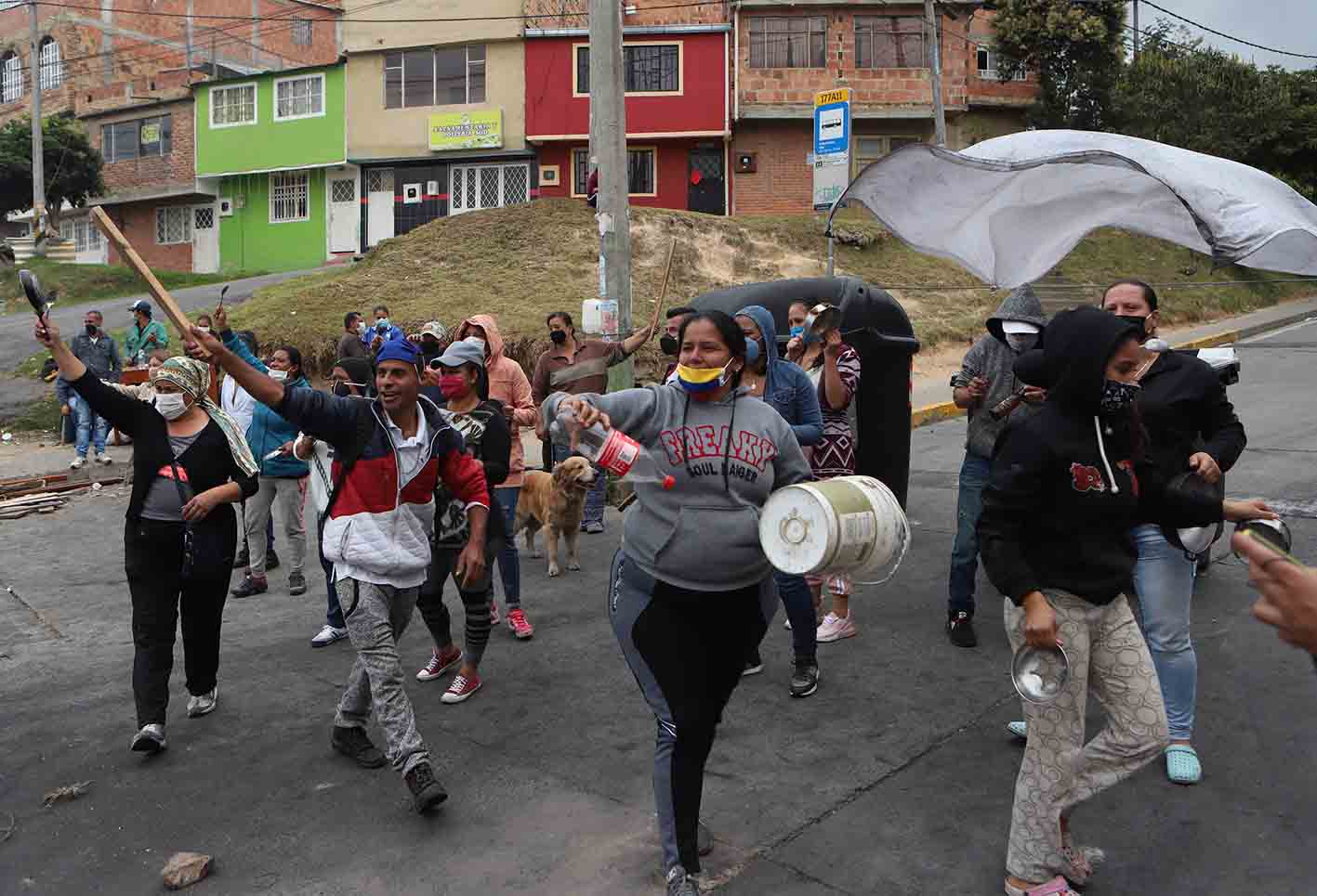 Pese al ‘pico y género’ –que este viernes obliga a las mujeres a mantenerse en sus viviendas–, decenas de ellas han salido a reclamar.
