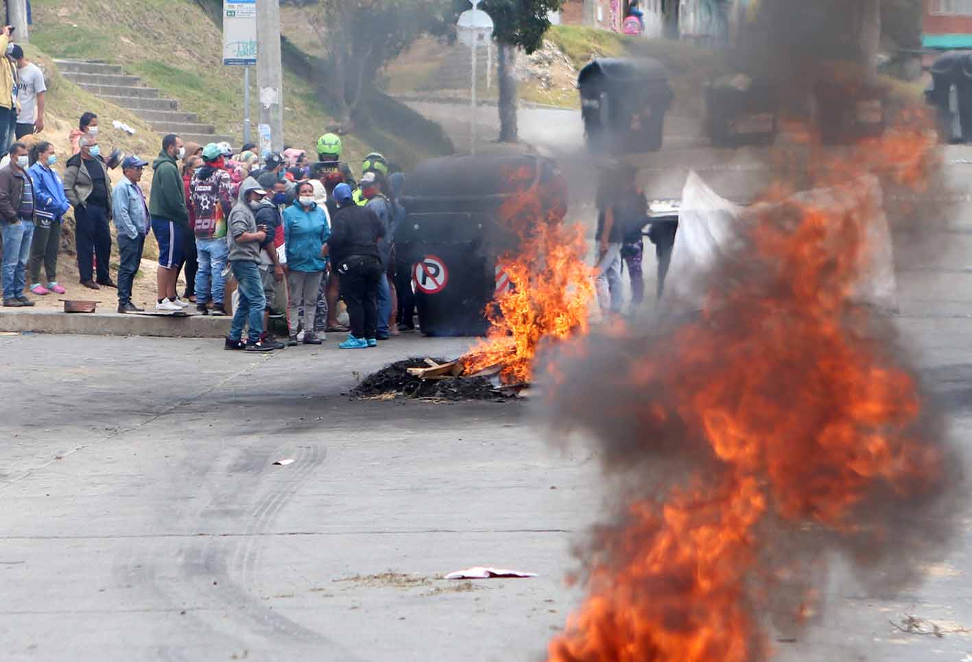 Concejales y ediles, según Claudia López, son los responsables de estas quemas y bloqueos.
