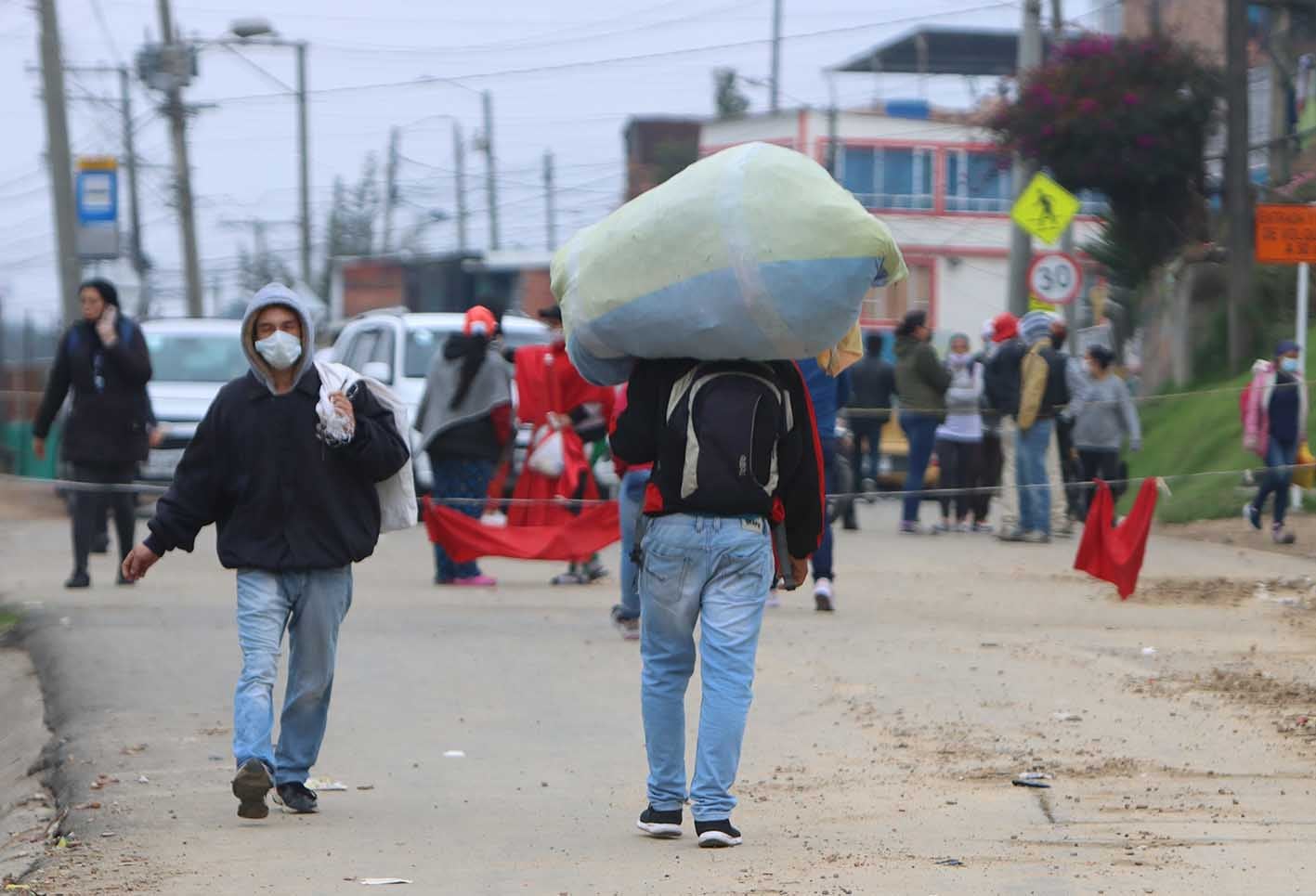 Pese a la cuarentena algunos han decidido salir a buscar para tener qué comer.