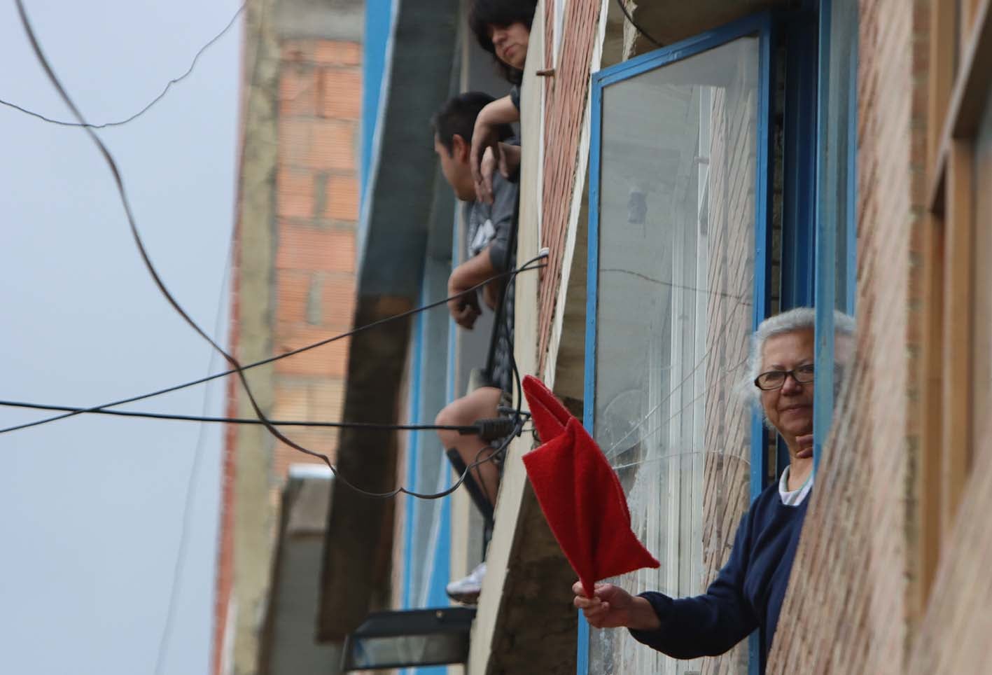 Hasta los trapos rojos suplicando por ayuda se han visto en varias viviendas del sur de la ciudad.