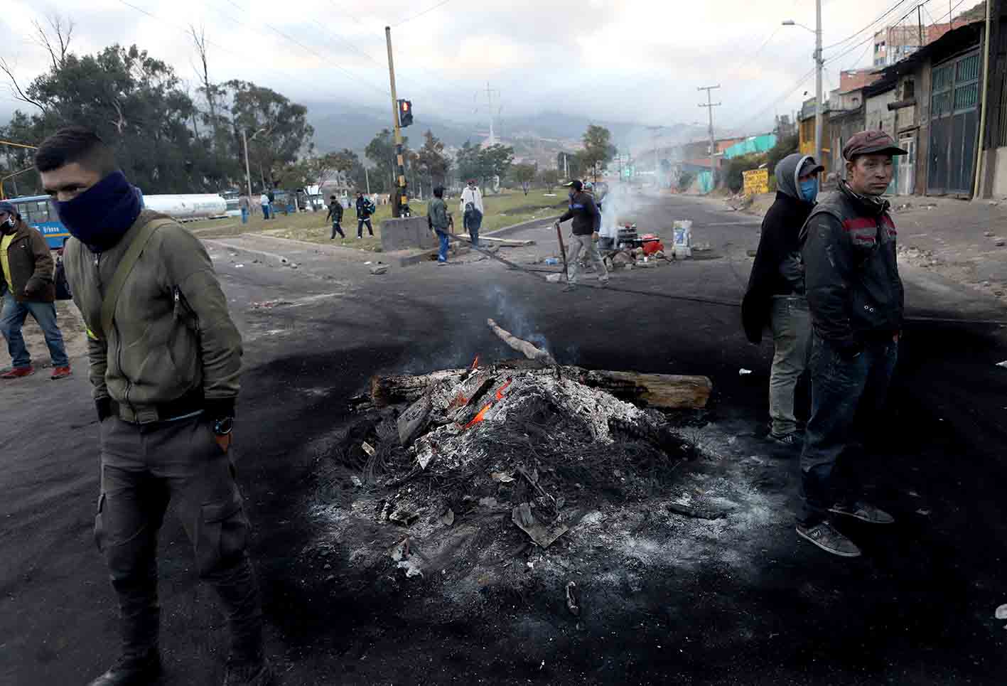 Decenas de personas cerraron la Avenida Boyacá pidiendo alimentos y ayudas por parte del Distrito.