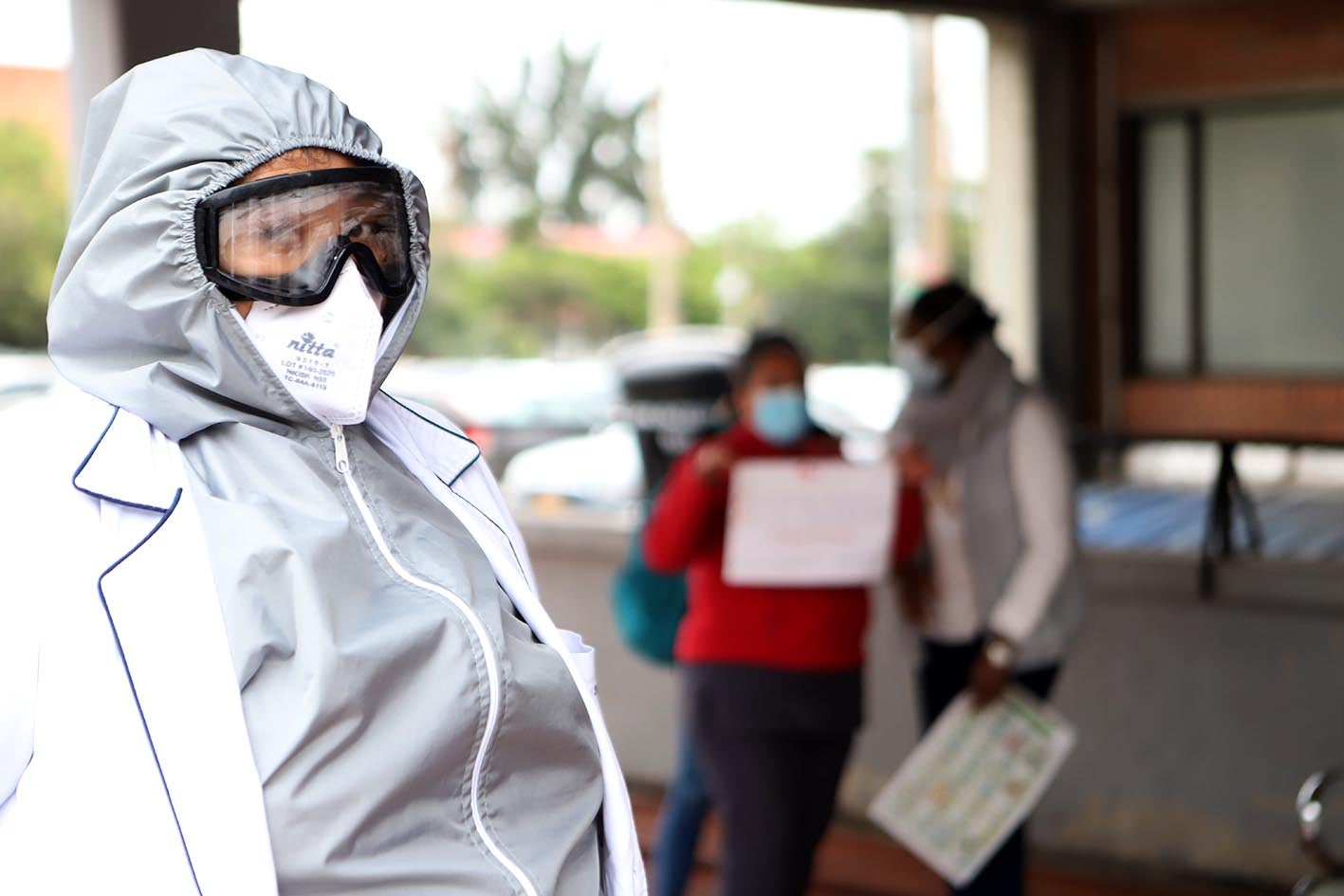 Los galenos y enfermeros también exigían mejores condiciones de bioseguridad para atender la pandemia.