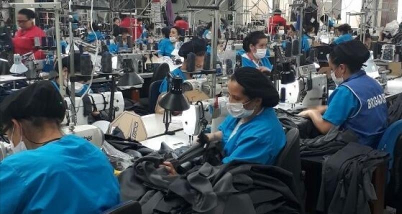 Trabajadoras de empresas manufactureras.