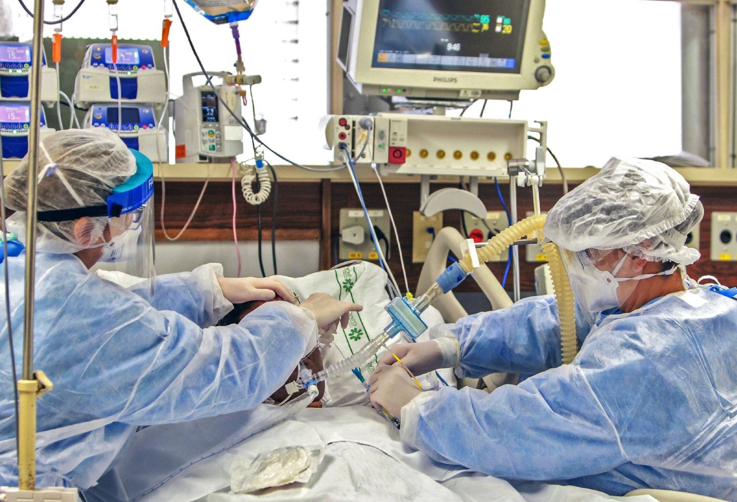 Médicos atienden pacientes con coronavirus