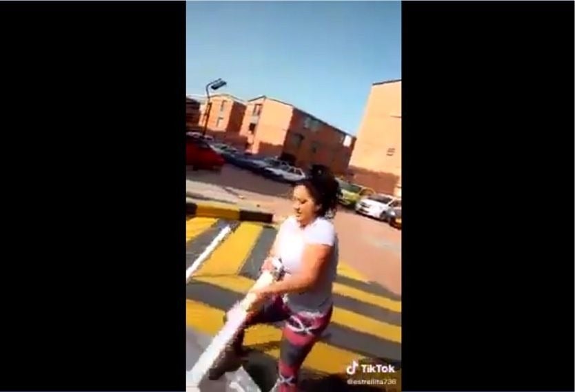 Mujer golpea a vigilante
