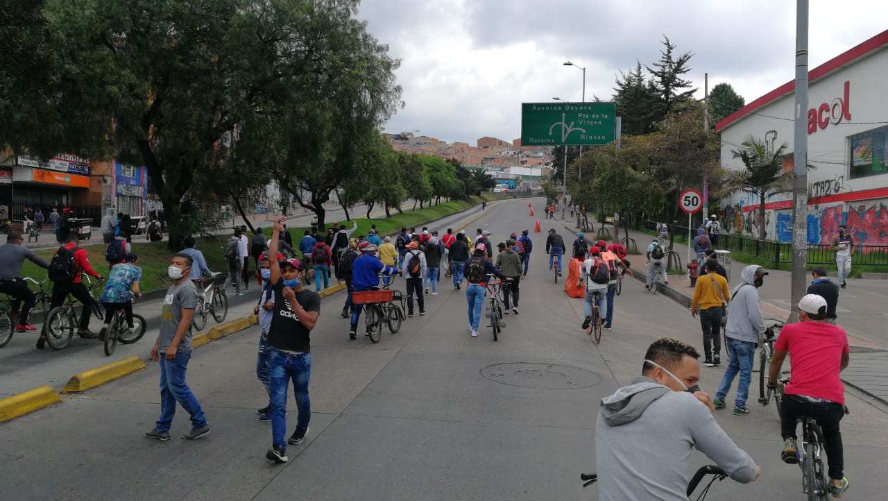 Cientos de personas se lanzaron a la calle a protestar por la falta de comida en medio del aislamiento.