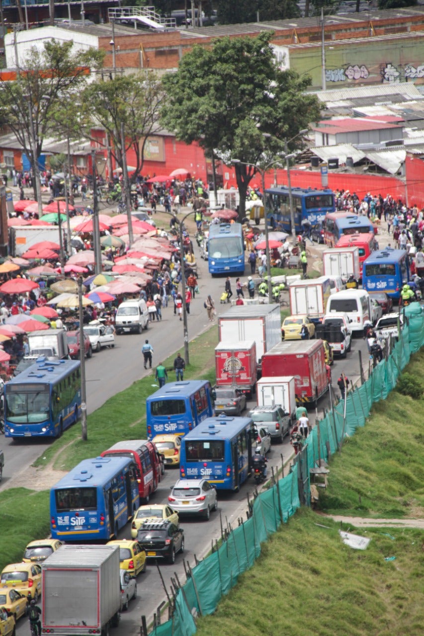Muchas personas hacen mercado en Corabastos