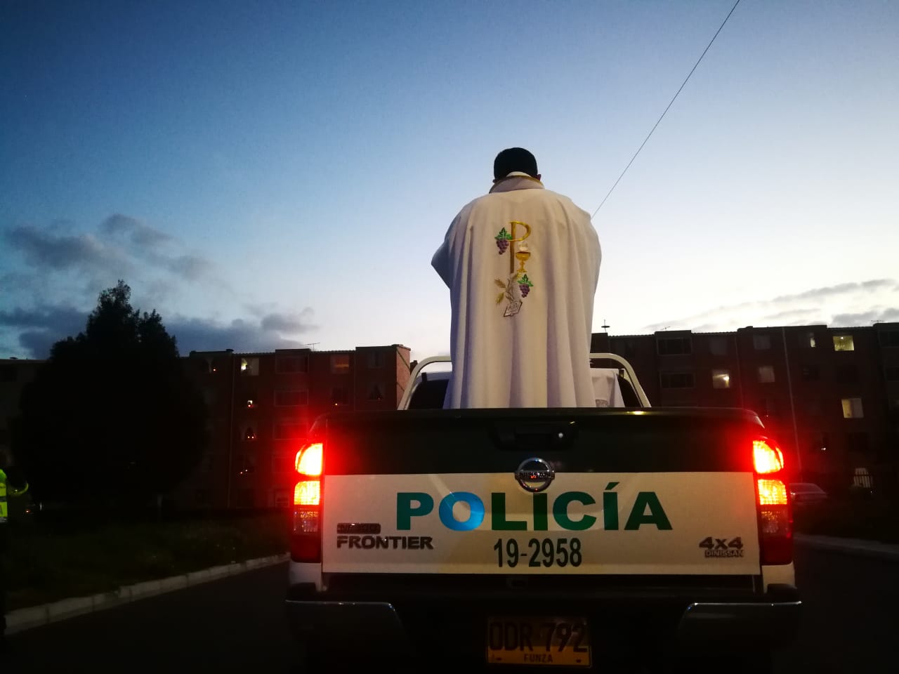 Sacerdote en Cundinamarca oficia misa en patrulla de policía