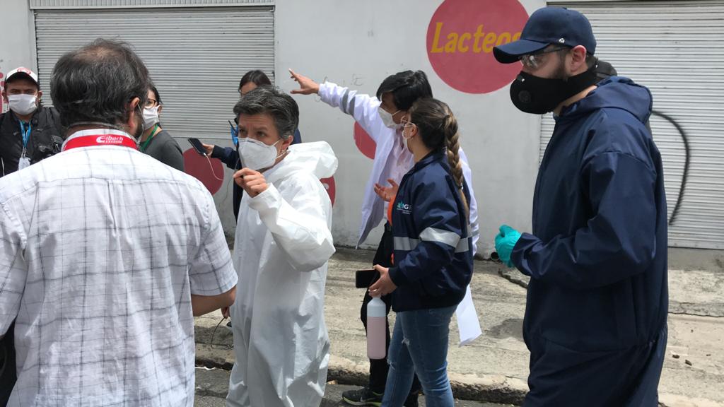 La alcaldesa Claudia López con las autoridades de la localidad de Antonio Nariño