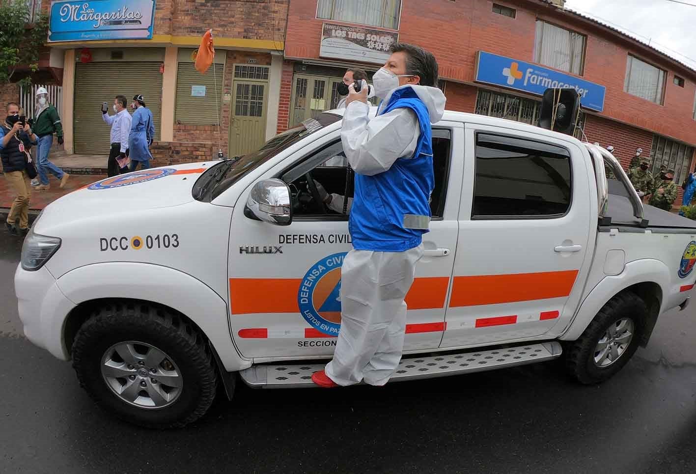 Claudia López haciendo perifoneo