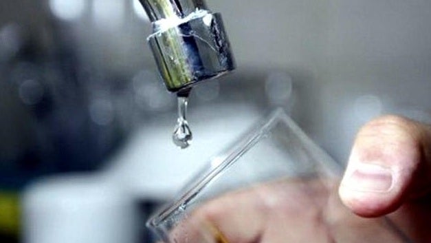 Gota de agua saliendo del grifo