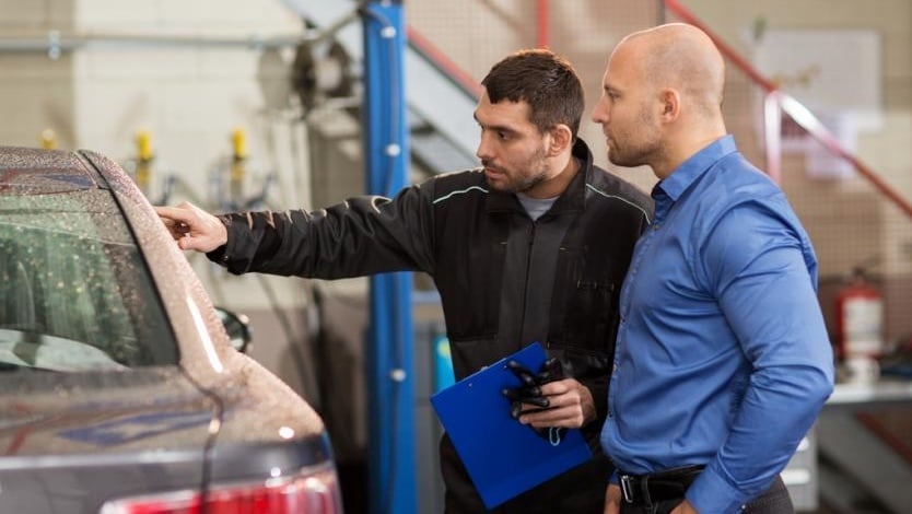 Hombre comprando un carro nuevo