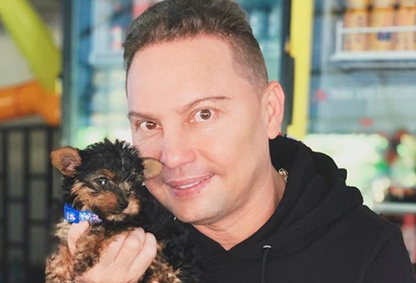 Giovanny Ayala con su mascota
