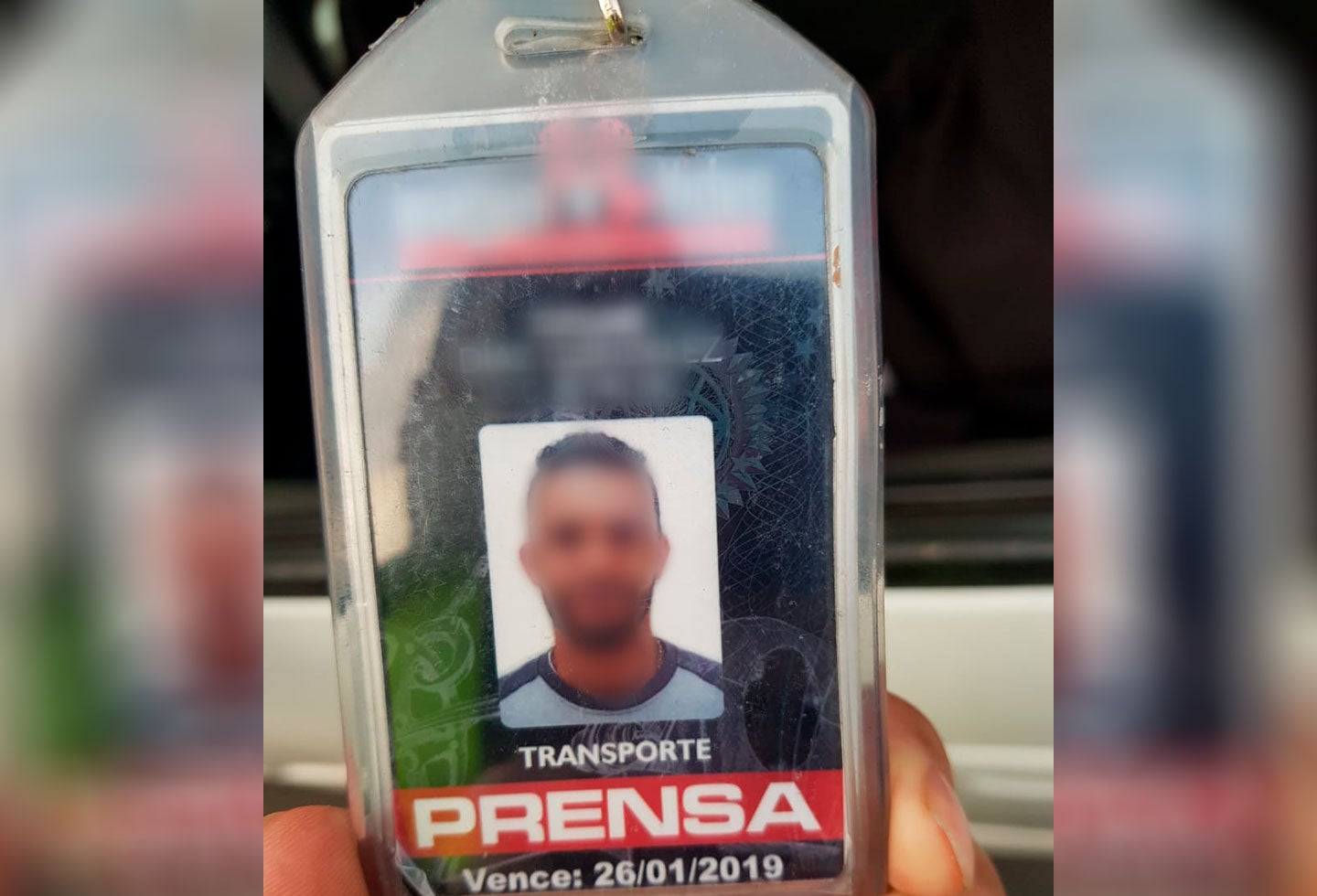 Hombre presenta carné de prensa vencido tras violar cuarentena