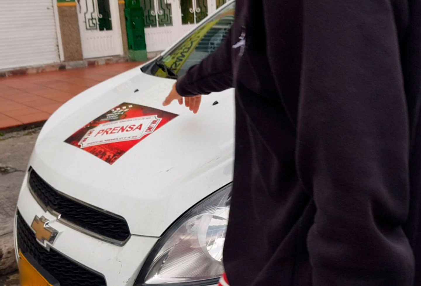 Carro de prensa falso usado para violar la cuarentena