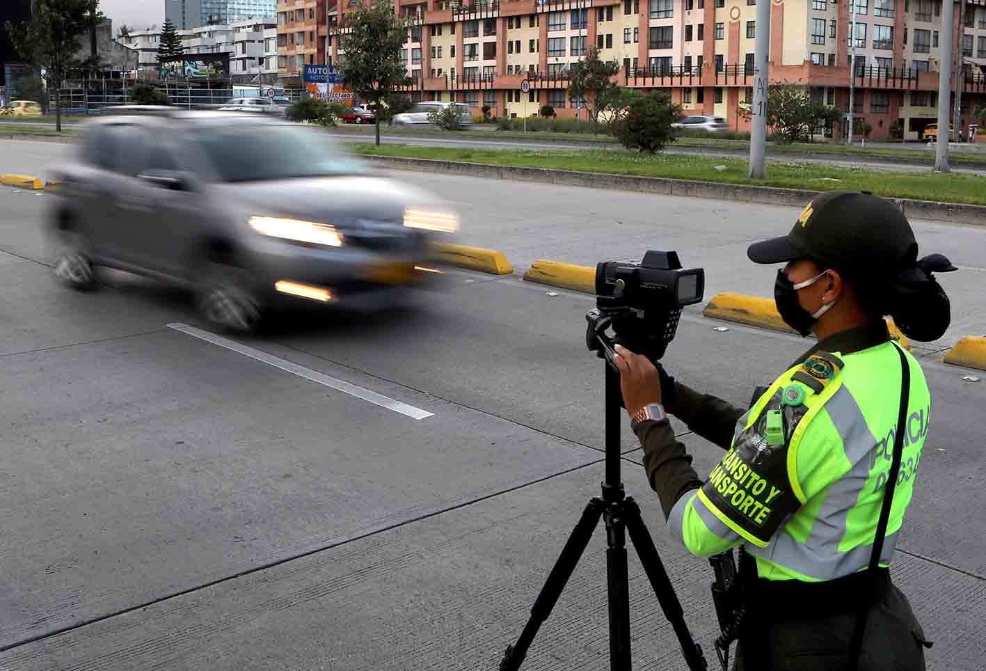 Operativos de control de velocidad / cámaras salvavidas en Bogotá / Policía de Tránsito