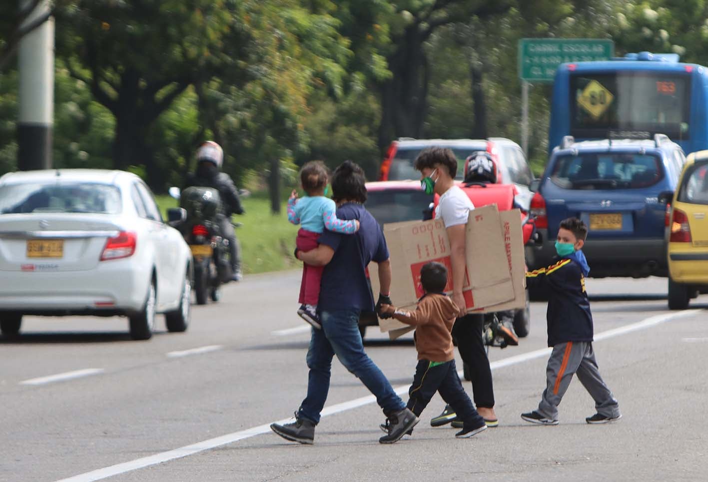 Venezolanos varados en Bogotá que piden regresar a su país.