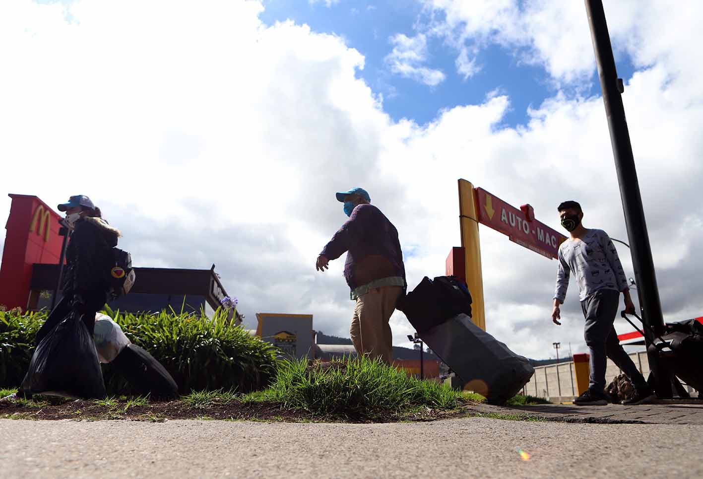Venezolanos varados en Bogotá que piden regresar a su país.