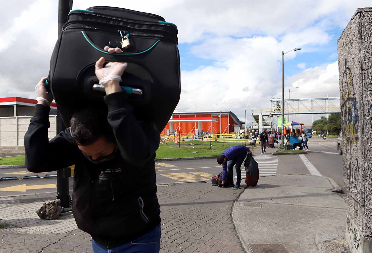 Venezolanos varados en Bogotá que piden regresar a su país.
