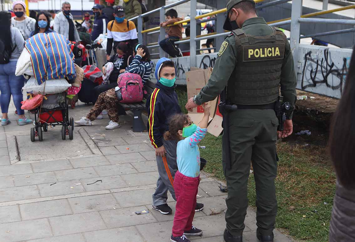 Venezolanos varados en Bogotá que piden regresar a su país.