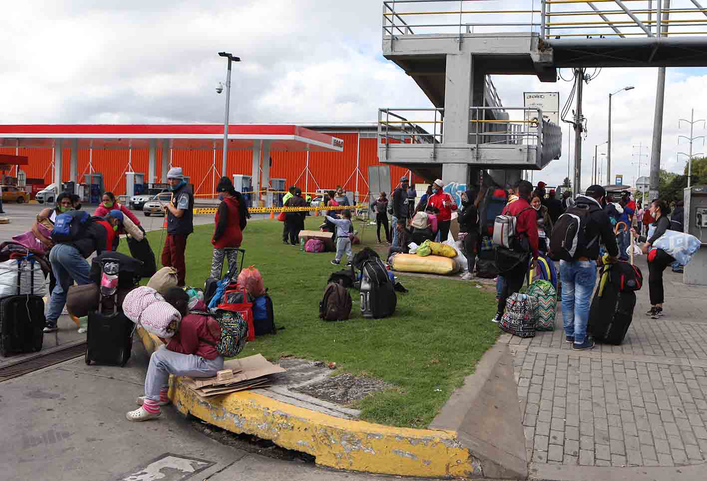 Venezolanos varados en Bogotá que piden regresar a su país.