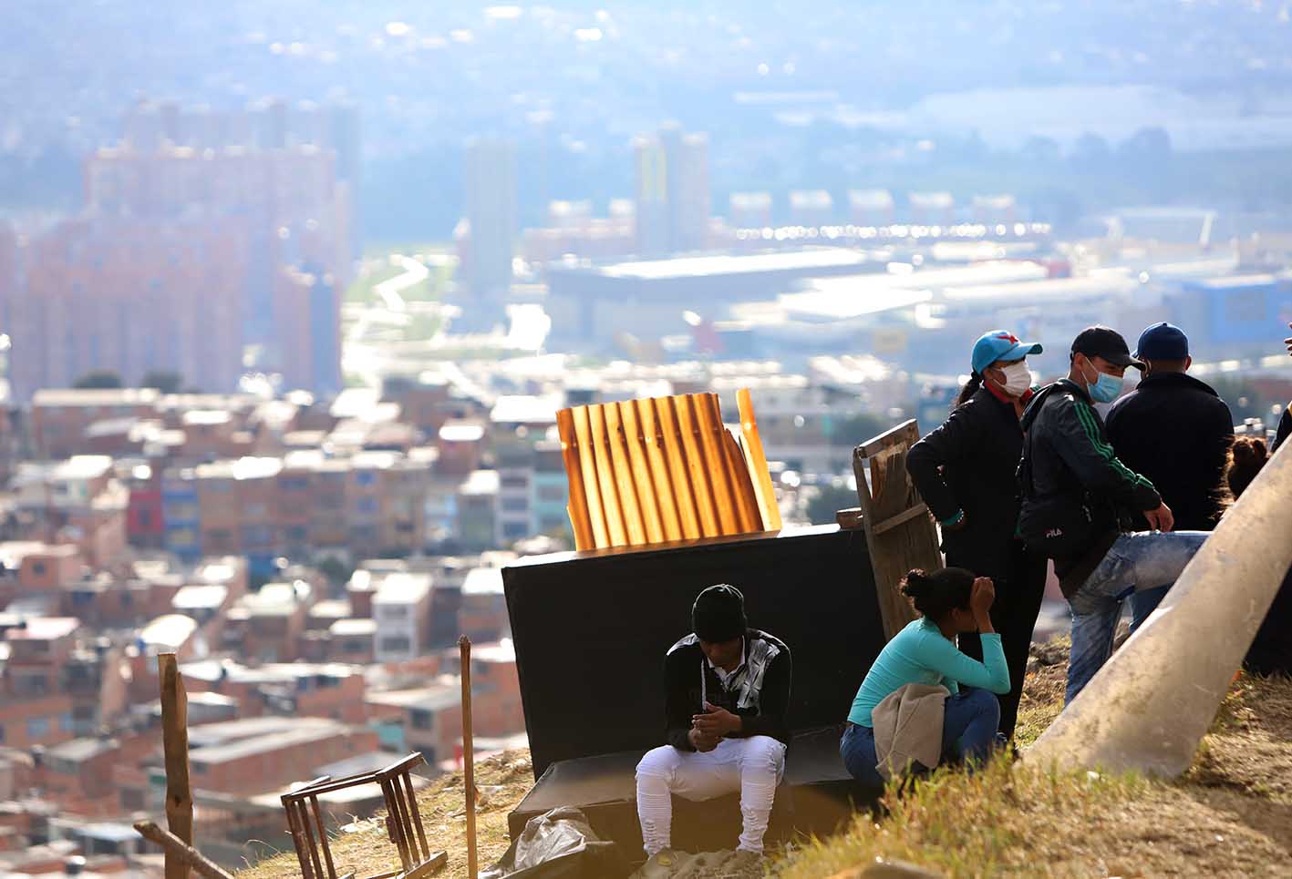 Invasores de Altos de la Estancia se enfrentan a Esmad