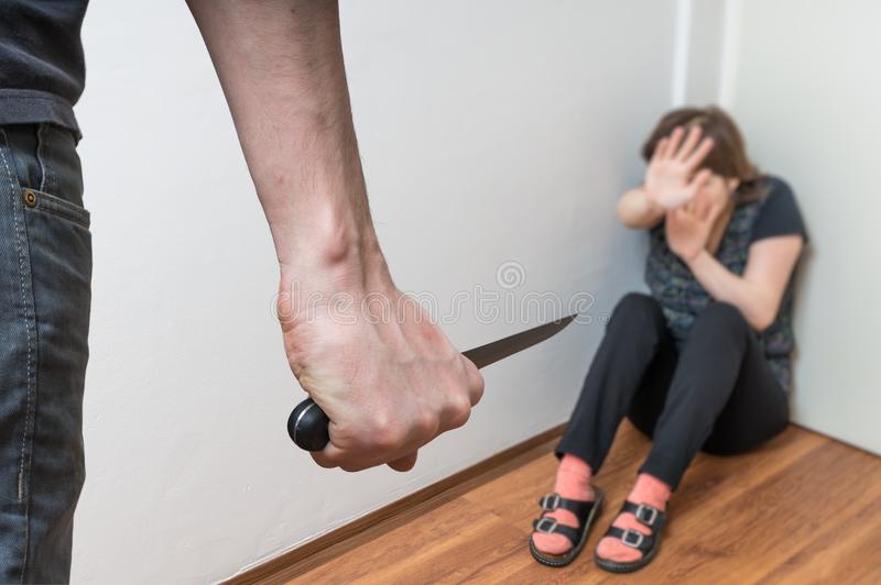 El hombre la habría asesinado con cuchillo.