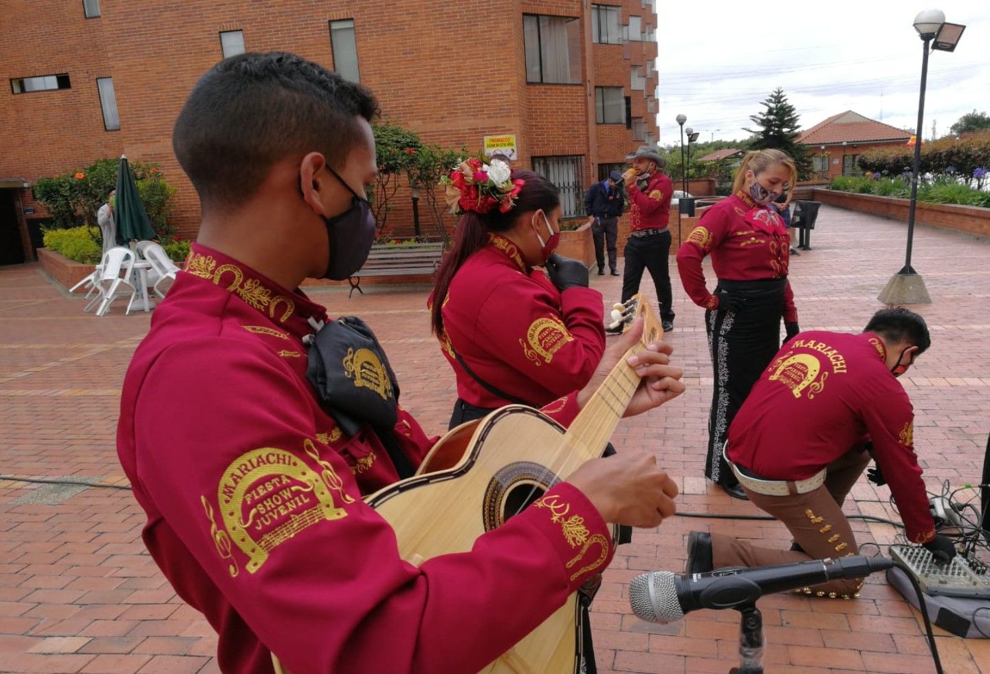 Mariachis sobreviviendo de milagro