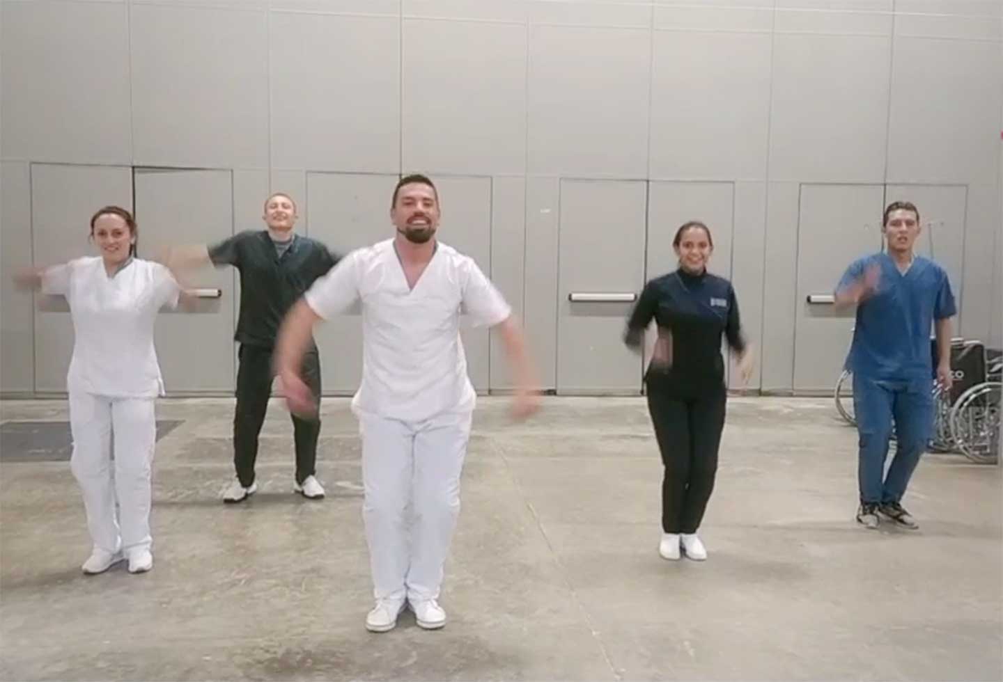 Profesionales de salud despedidos por estar en Tik Tok