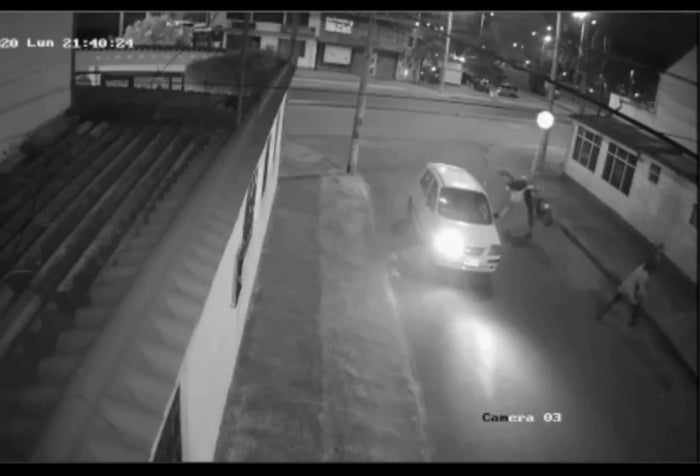 Vídeo del psicólogo karateca que noqueó a los cacos que intentaron robarle costosa cicla en calle de Engativá