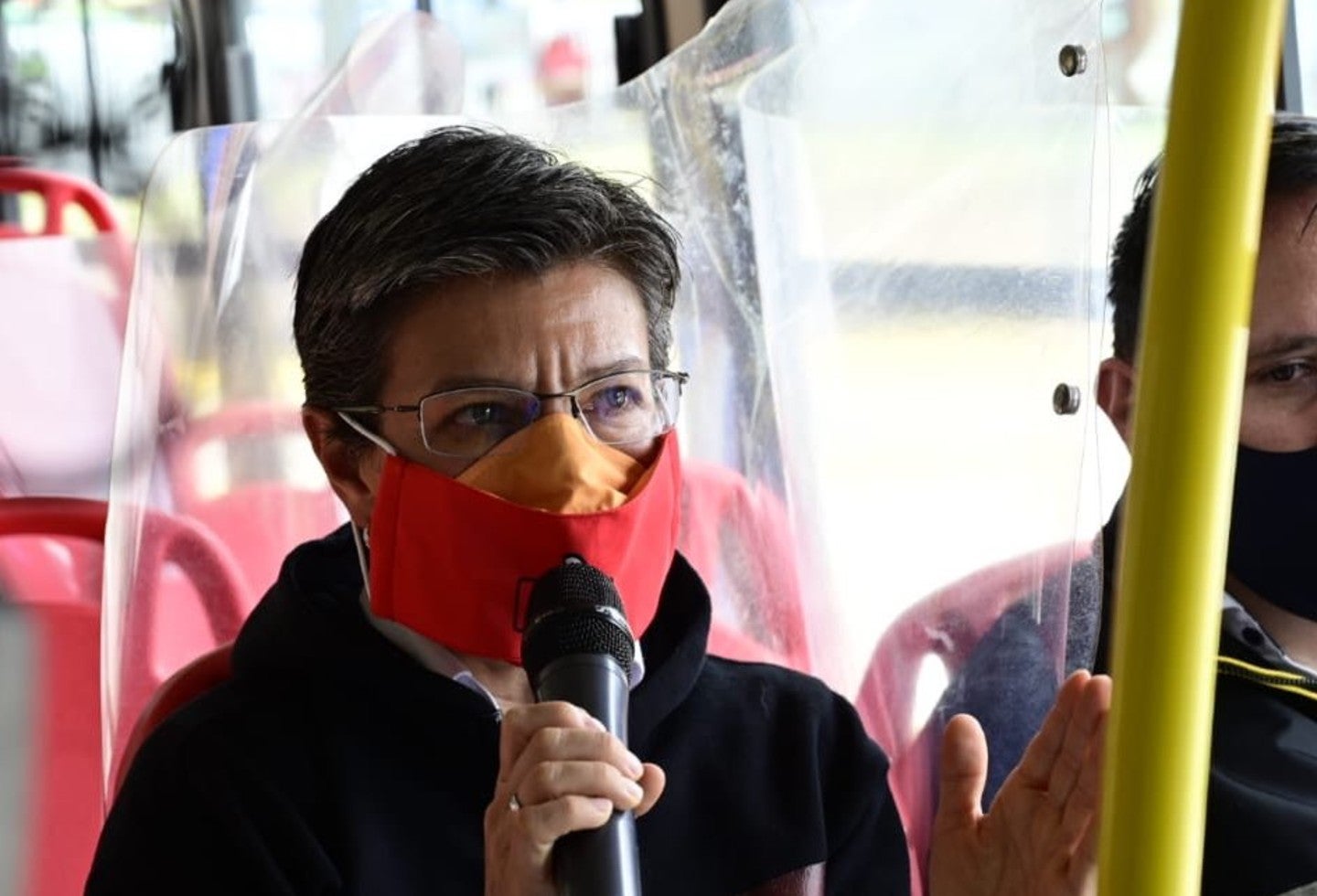 División con láminas en buses del Sitp / Claudia López