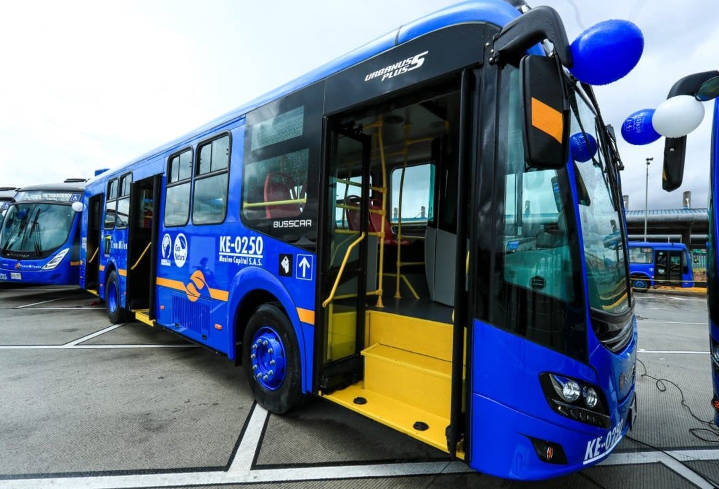 División con láminas en buses del Sitp
