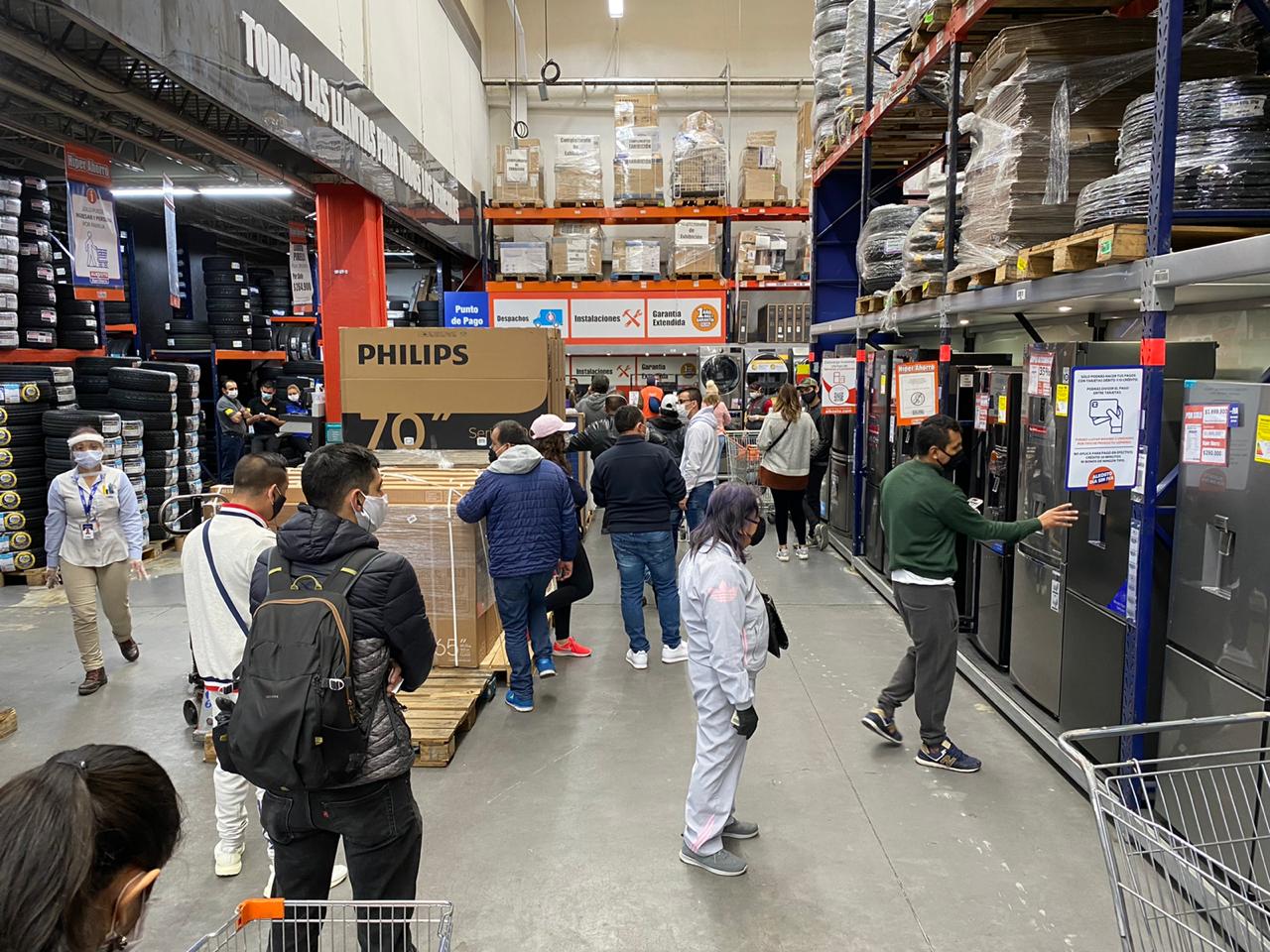 Día sin IVA: largas filas en establecimientos