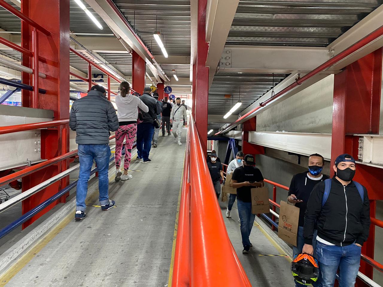 Día sin IVA: largas filas en establecimientos