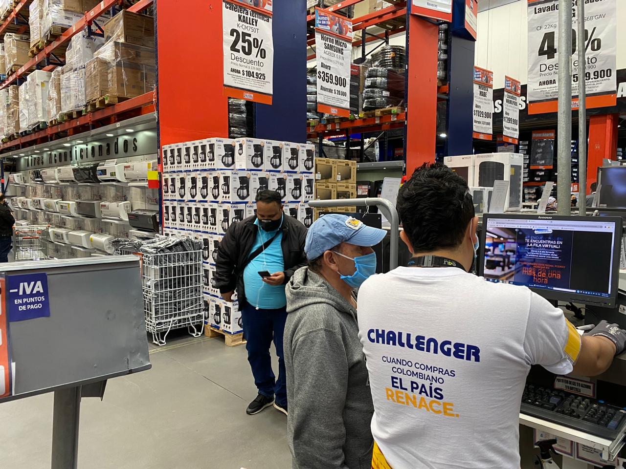 Día sin IVA: largas filas en establecimientos