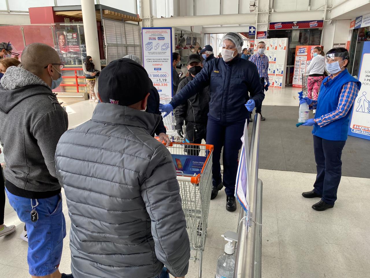 Día sin IVA: largas filas en establecimientos