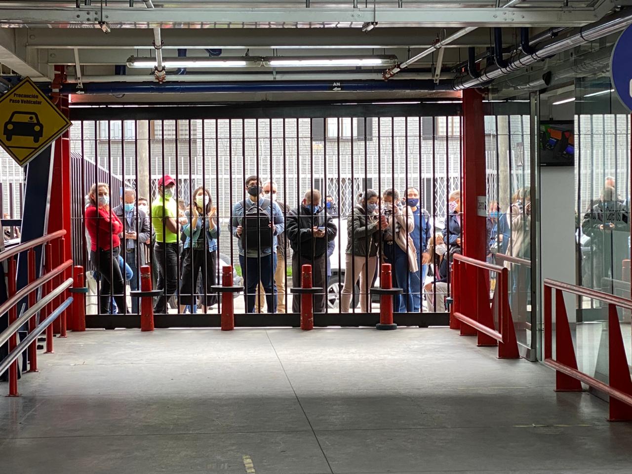 Día sin IVA: largas filas en establecimientos