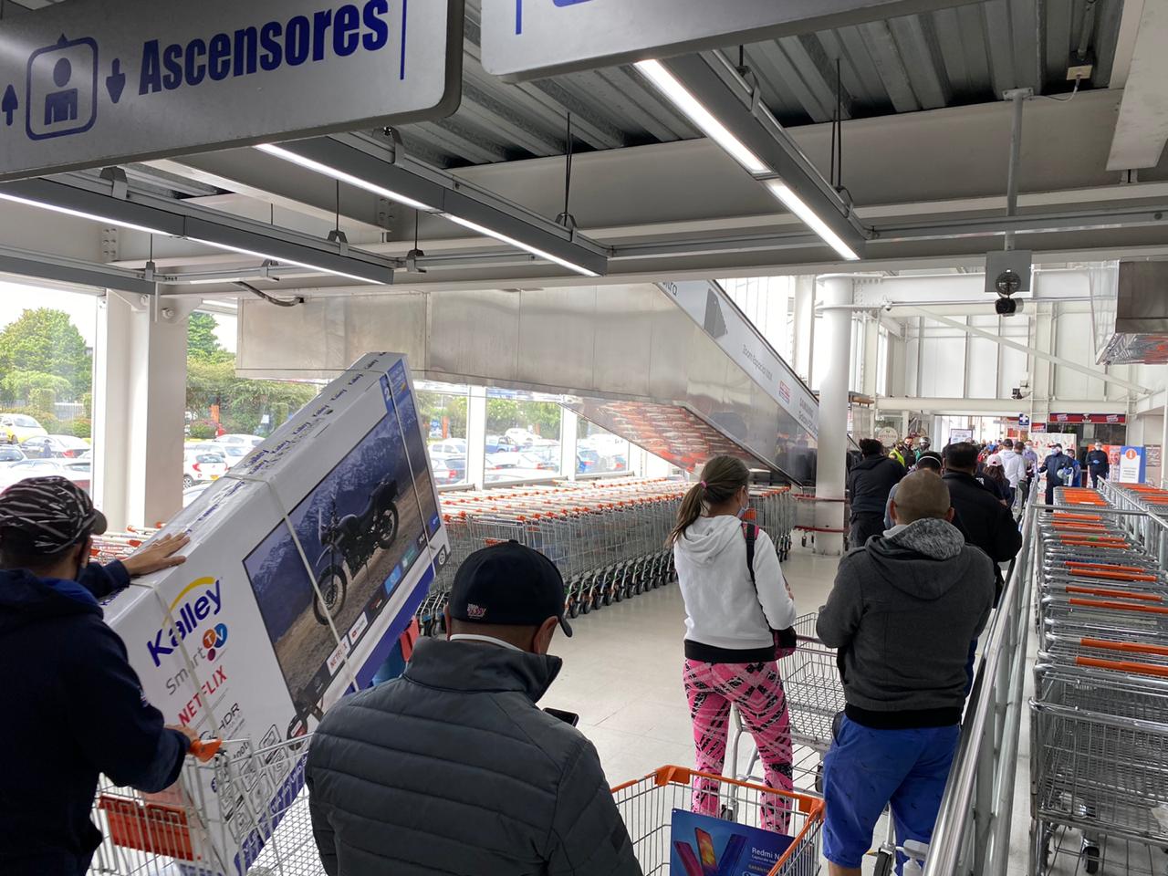 Día sin IVA: largas filas en establecimientos