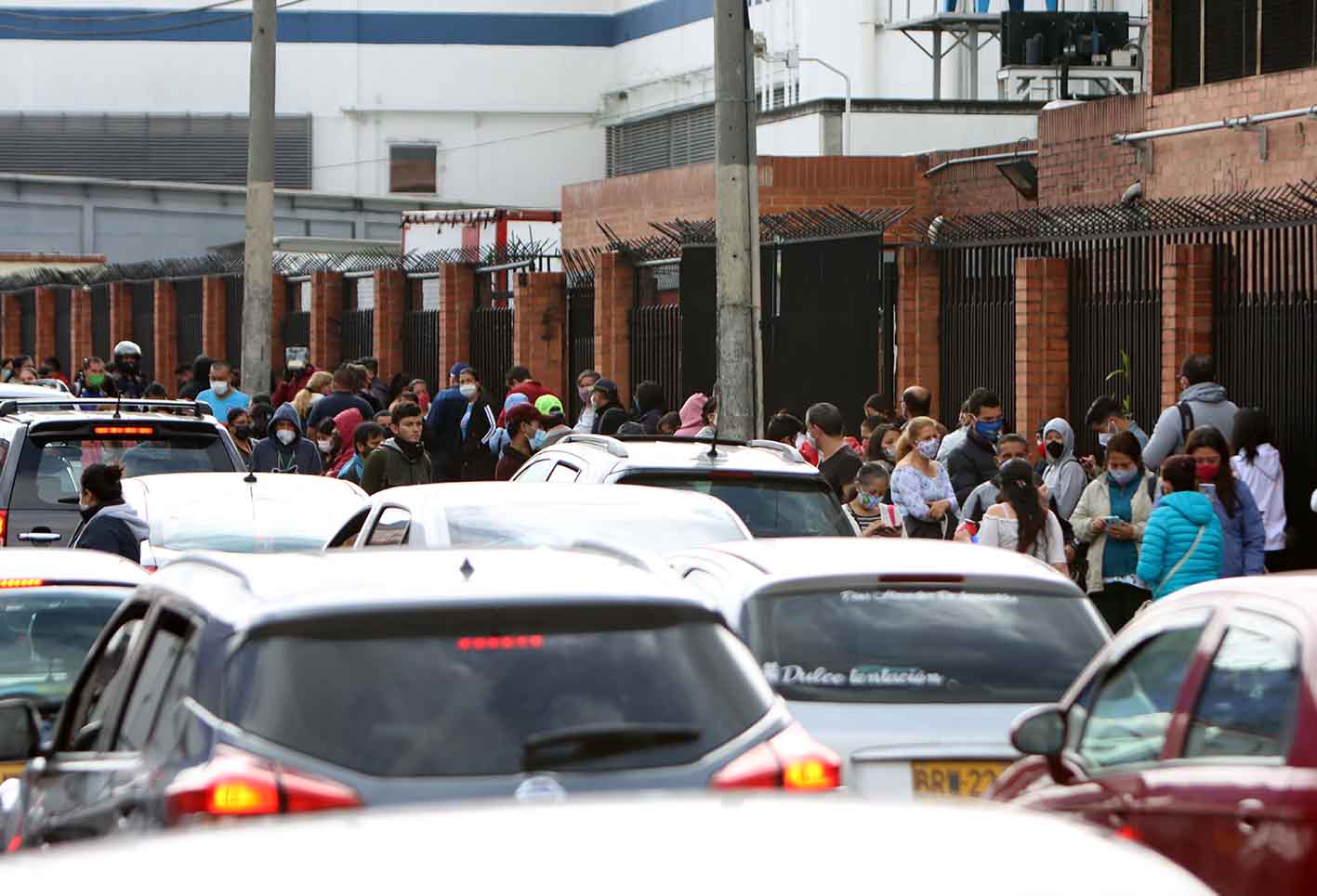 Día sin IVA: largas filas en establecimientos