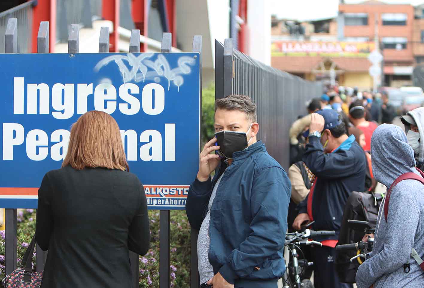 Día sin IVA: largas filas en establecimientos