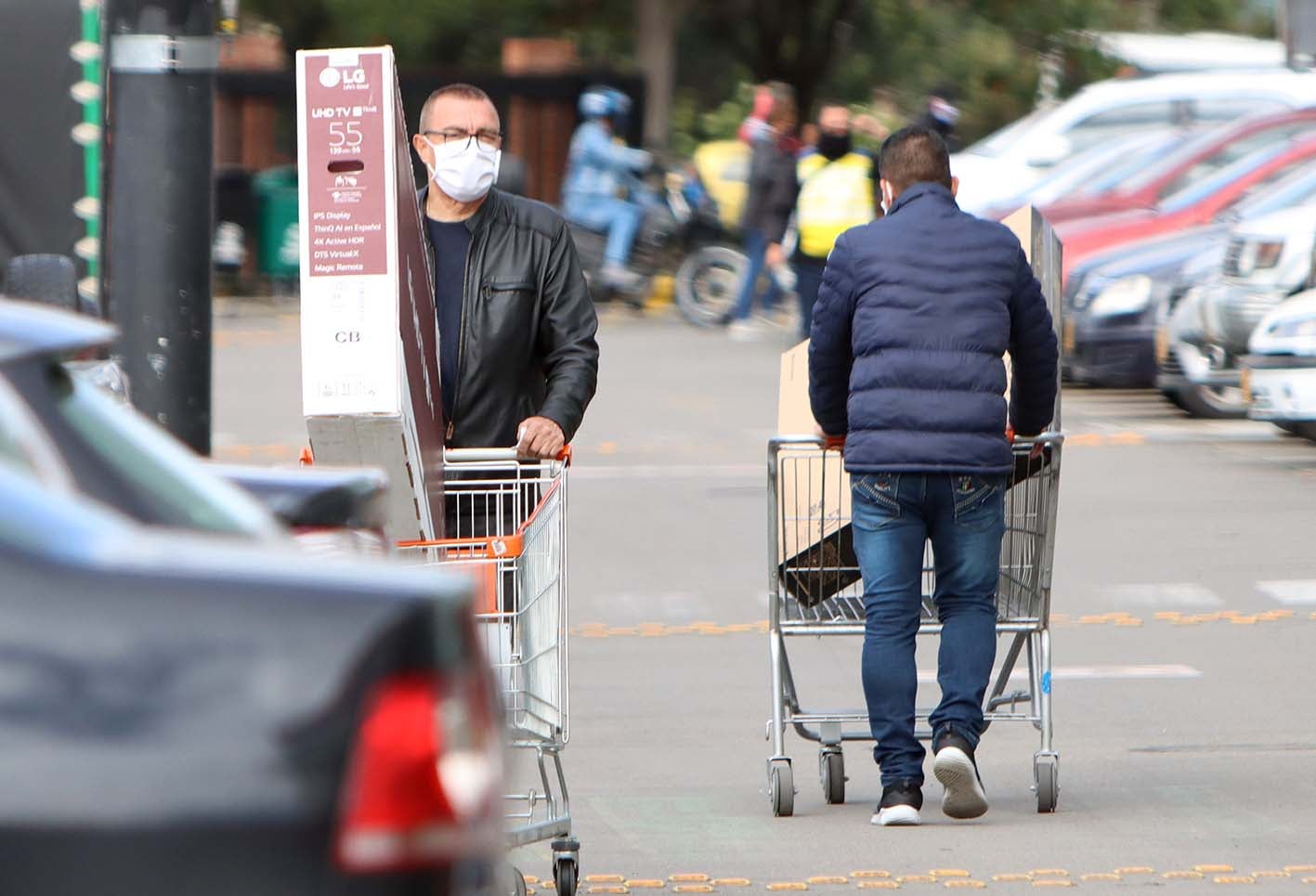 Día sin IVA: largas filas en establecimientos