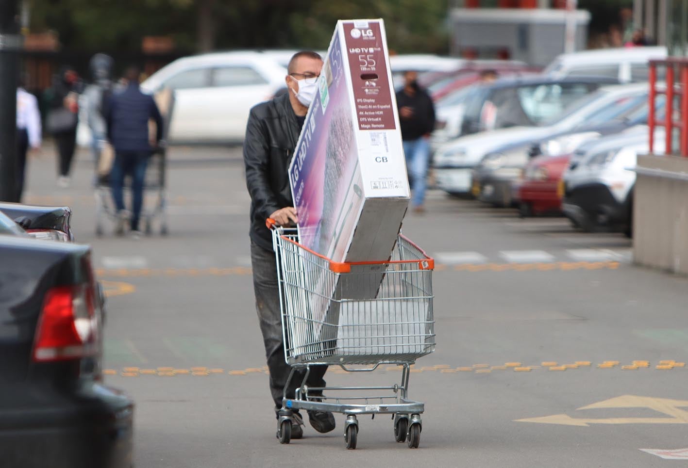 Día sin IVA: largas filas en establecimientos