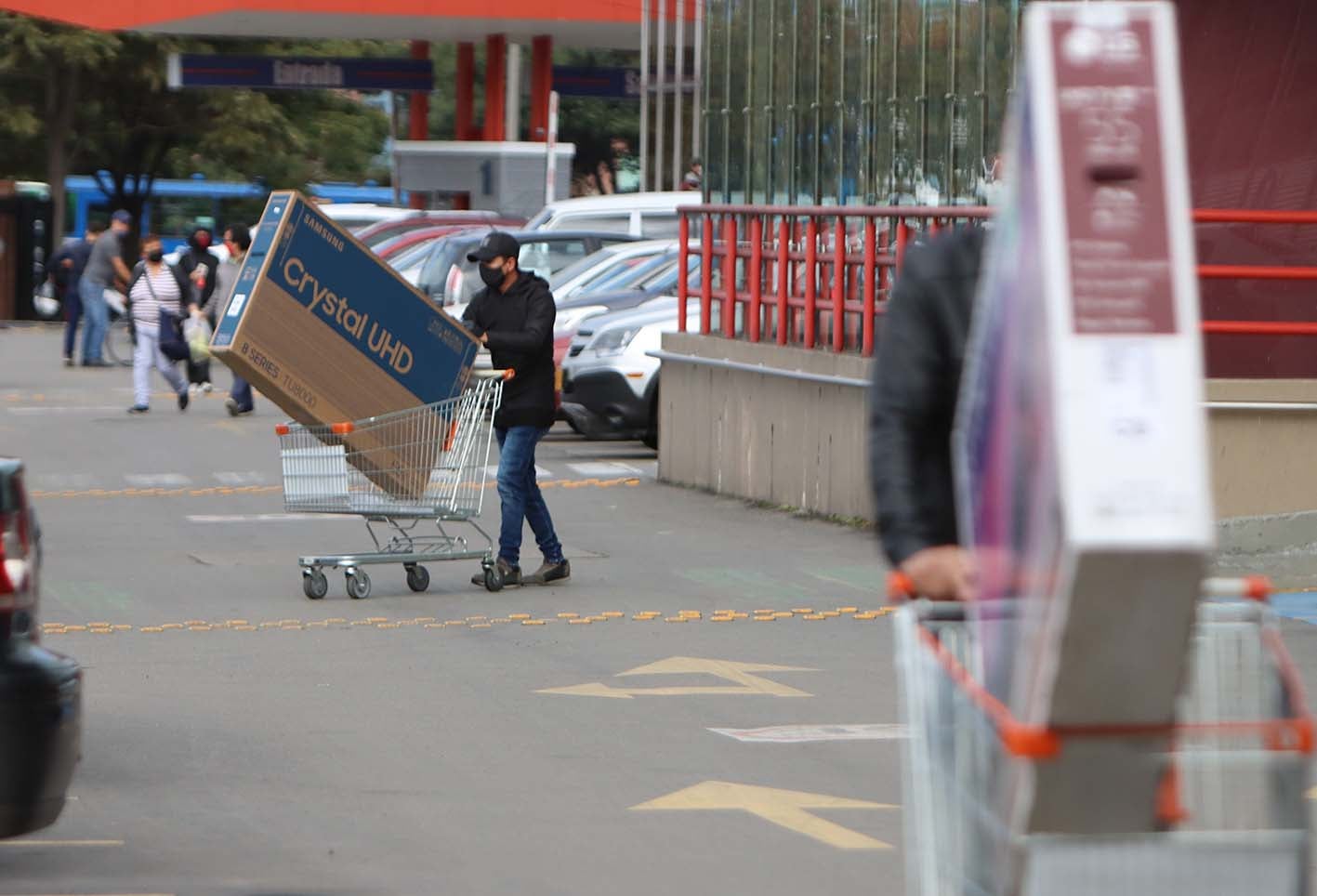 Día sin IVA: largas filas en establecimientos