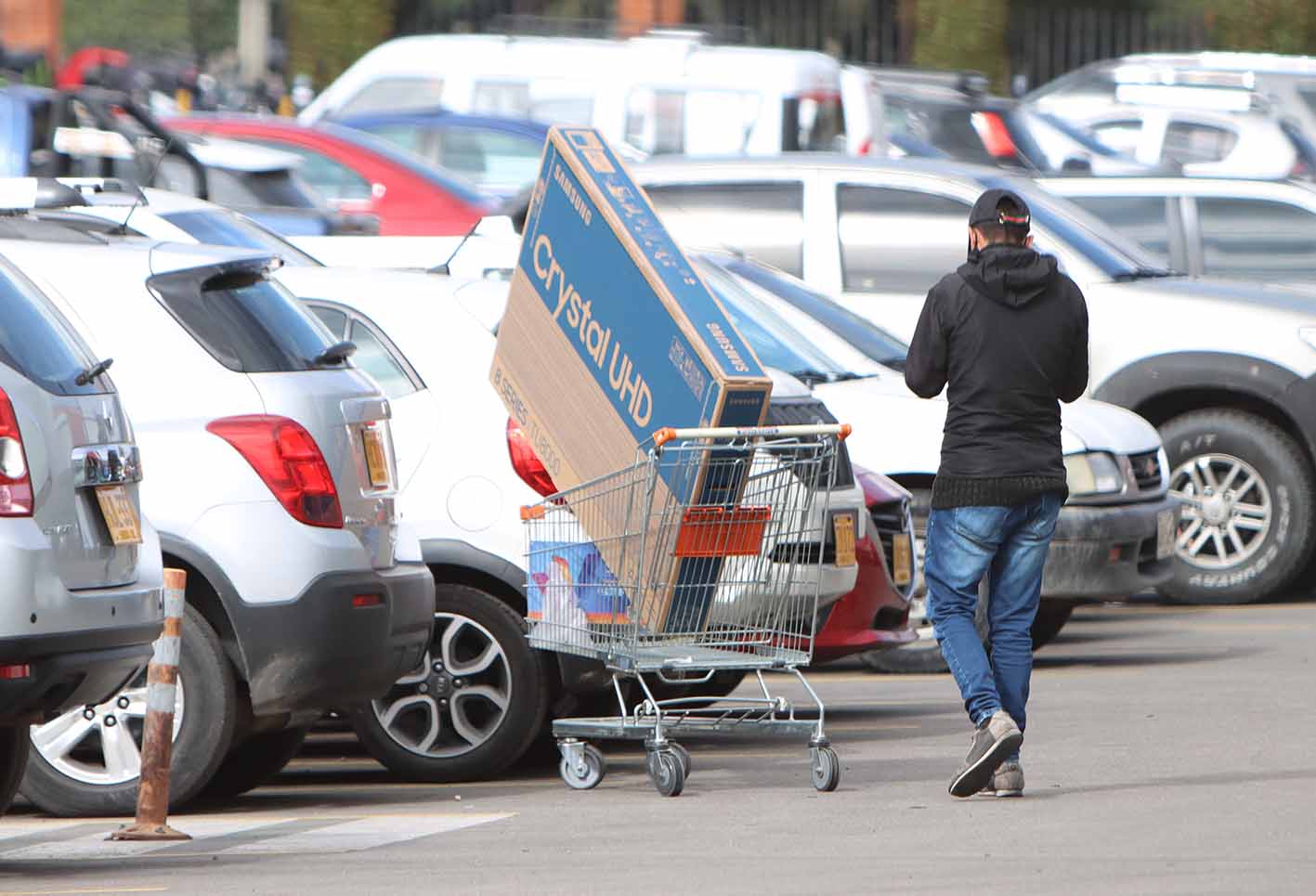 Día sin IVA: largas filas en establecimientos