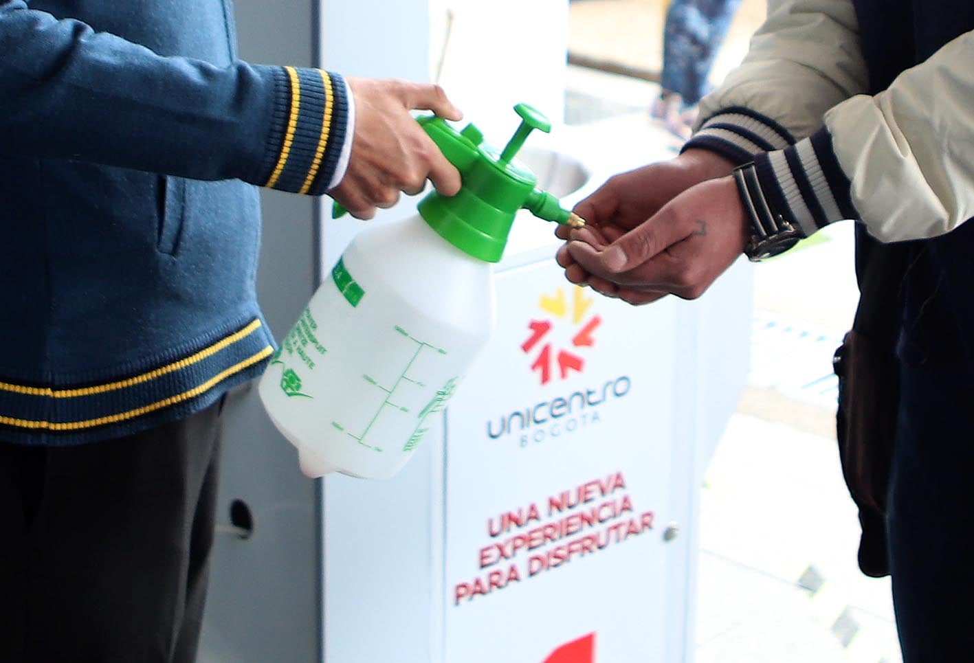 Ciudadanos comenzaron a llegar nuevamente a los centros comerciales, que reabren sus puertas.